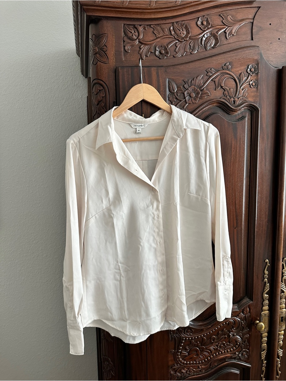 Banana Republic Women's Off-White Silk-Like Button-Up Shirt